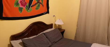 2 عدّة غرف نوم وخزنة داخل الغرفة وواي فاي مجانًا وملاءات أسرّة