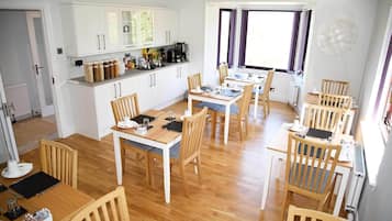 Päivittäinen täysi aamiainen (10.00 GBP per henkilö)