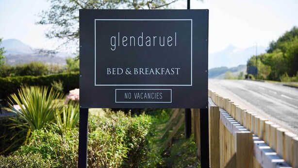 A sign for 'glendaruel' bed & breakfast with a message 'NO VACANCIES'. - Glendaruel Bed & Breakfast (Portree)