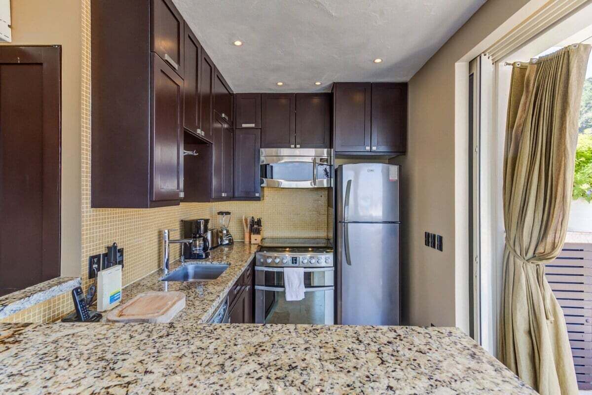 Refrigerador, microondas, horno y parrilla de estufa 