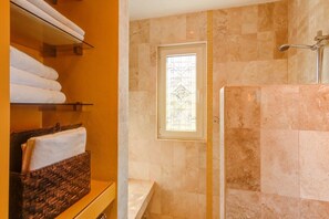Douche, séchoir à cheveux, serviettes fournies