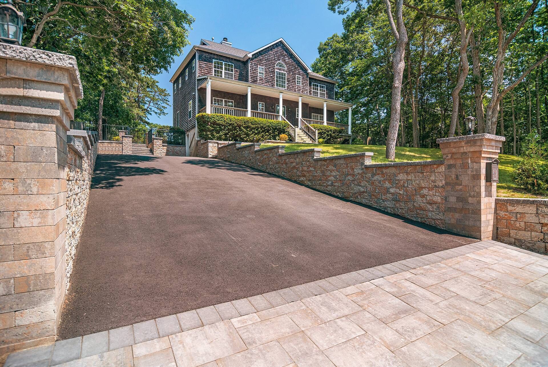 Beautiful Hilltop 5 Bedrooms and 3 baths Property on Shinnecock Hills