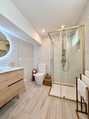 Douche, sĂšche-cheveux, serviettes fournies, savon