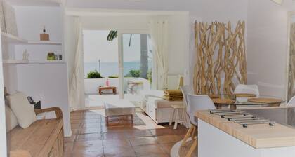 Villa en front de mer, vue imprenable, accÚs direct à la plage, proche de toutes les commodités.