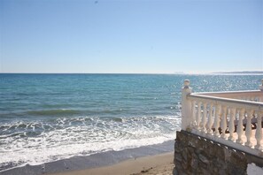 Plage, chaises longues