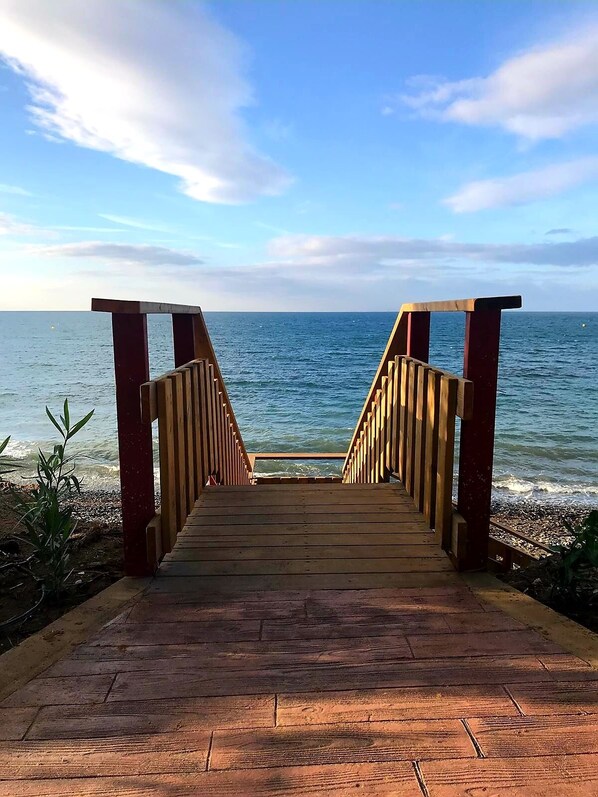 Sulla spiaggia, lettini da mare