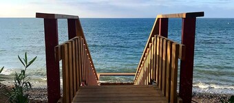 Villa frente a la playa, impresionantes vistas, acceso directo a la playa, cerca de todas las comodidades.