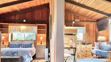 2 bedrooms, desk, travel crib, free WiFi