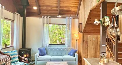 Maalaismainen mökki sademetsässä - kirjoittajat vetäytyvät.