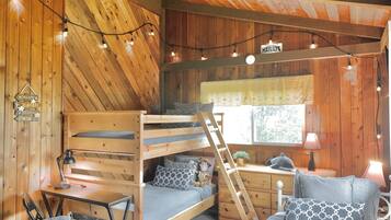 2 makuuhuonetta, työpöytä, vauvan matkasänky, ilmainen Wi-Fi