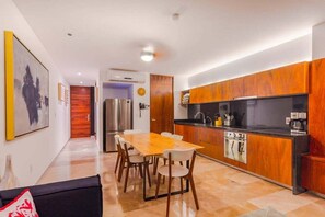 Kylskåp, mikrovågsugn, ugn och spishäll