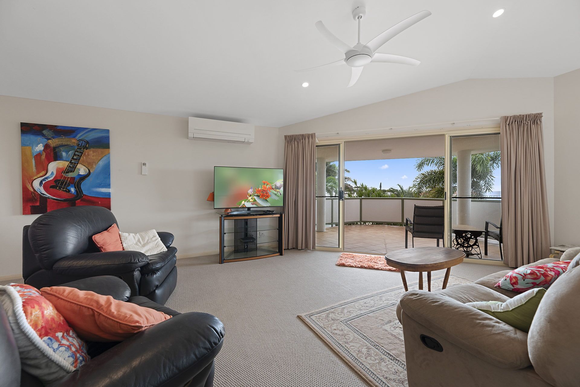 House (4 Bedrooms) | Living room