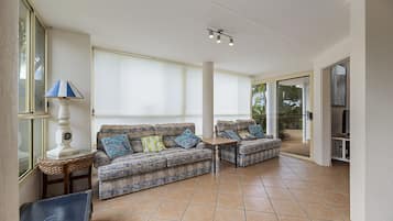 House (4 Bedrooms) | Living room