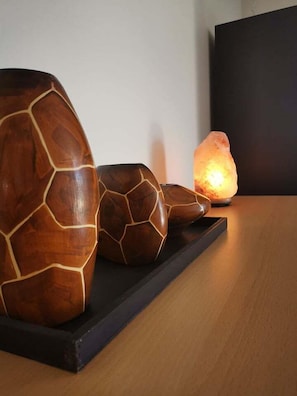 Cubrecamas, tabla de planchar con plancha, wifi gratis y ropa de cama