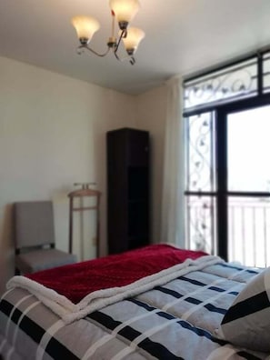 Cubrecamas, tabla de planchar con plancha, wifi gratis y ropa de cama