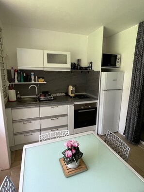 Een koelkast, een microgolfoven, een oven, een kookplaat