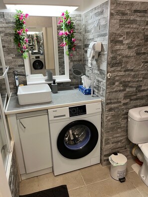 Combined shower/tub, hair dryer, towels, toilet paper - STUDIO COSY 2/3 Persons (2 Adults one child) 80 m from the FRANGIPANNIER BEACH (SAINT FRANCOIS)