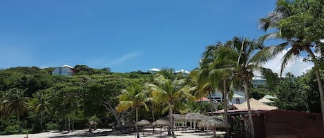 Plage à proximité, chaises longues