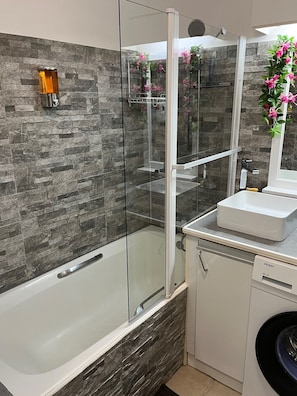 Ensemble baignoire-douche, séchoir à cheveux, serviettes fournies