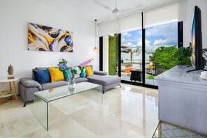 Smart TV - Renovated Lux 2BR w/Balcony, Pool & Prime Location! (Playa del Carmen)