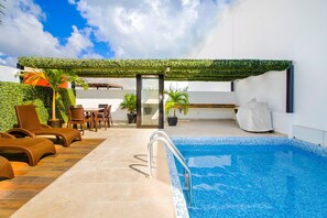 Pool - Renovated Lux 2BR w/Balcony, Pool & Prime Location! (Playa del Carmen)