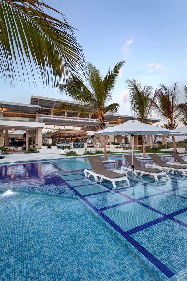 6 outdoor pools, pool umbrellas, sun loungers