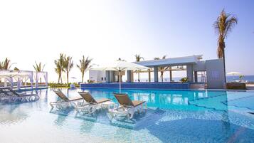 6 albercas al aire libre, sombrillas en la alberca y camastros