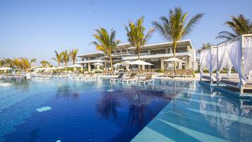 6 outdoor pools, pool umbrellas, sun loungers