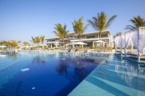 6 piscines extérieures, parasols de plage, chaises longues