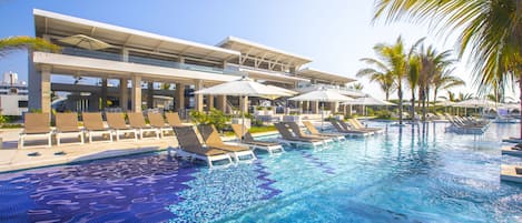 7 piscines extérieures, parasols de plage, chaises longues