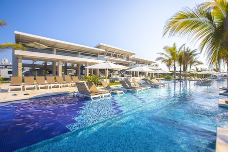 6 outdoor pools, pool umbrellas, sun loungers