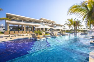 6 outdoor pools, pool umbrellas, sun loungers