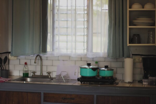 Mikrobølgeovn, kaffetrakter/tekoker, kjøkkenutstyr og krydder