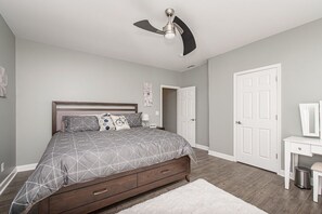 6 bedrooms, desk, iron/ironing board, WiFi