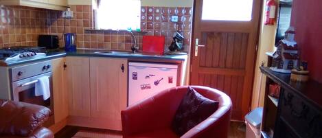 Geladeira, fogão, cooktop, chaleira elétrica