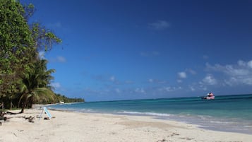 På stranden och vit sandstrand