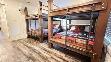 4 dormitoris, planxa i posts de planxar i un bressol de viatge