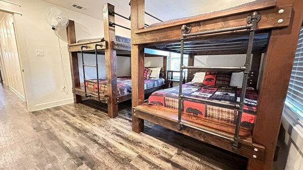 4 habitaciones, tabla de planchar con plancha y cuna de viaje 