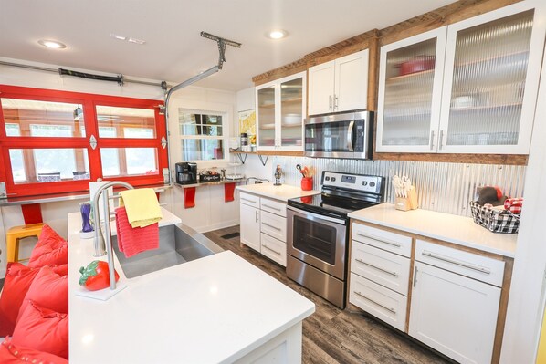 Frigorifero, microonde, forno, piano cottura