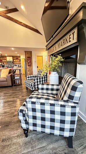 Interior - 5 King Masters, Pool, Putting Green, Hot Tub, Playset, Gameroom (Glenwood)