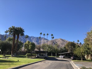 Property grounds - PS Villas II Getaway: Recently Renovated 1 BDR Ground Floor Condo Across from Ae (Palm Springs)