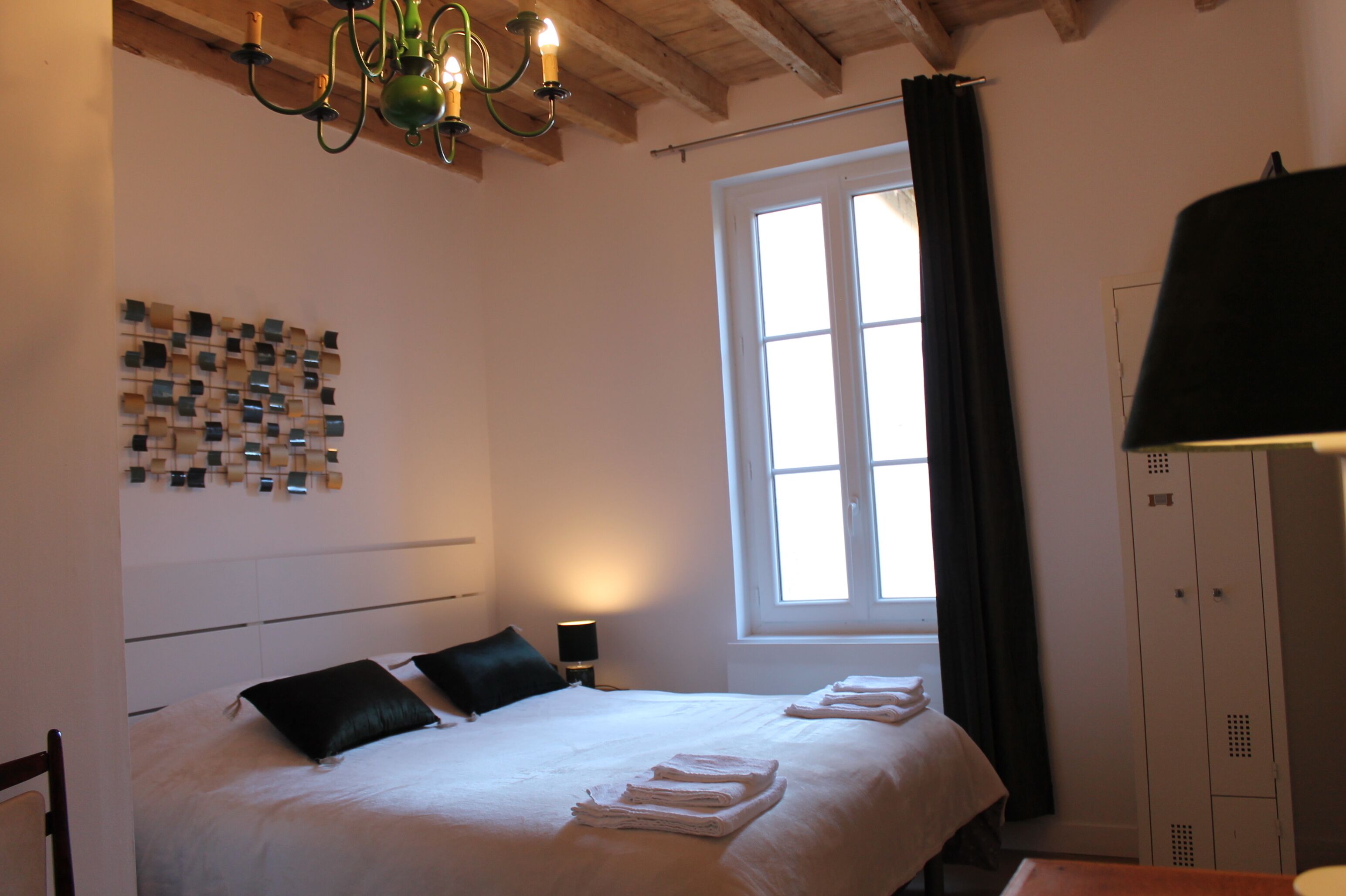 2 عدّة غرف نوم ومكواة/لوح كي وسرير سفر وواي فاي