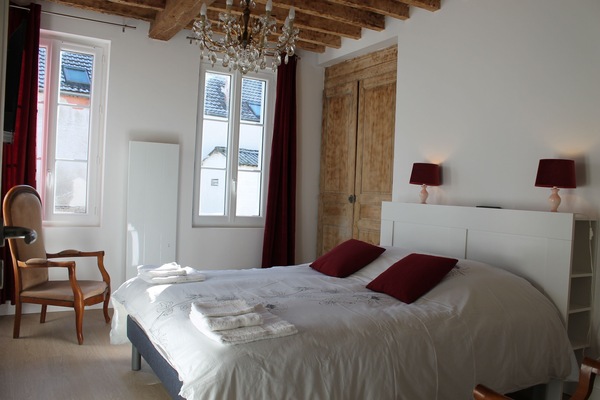 2 habitaciones, tabla de planchar con plancha, cuna de viaje y wifi