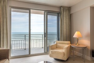 Condo, 1 Bedroom, Balcony, Beachside (908) | Living area