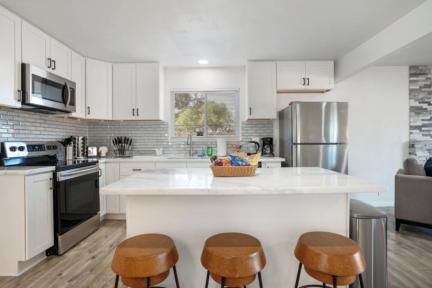 Kjøleskap, mikrobølgeovn, ovn og kokeplater