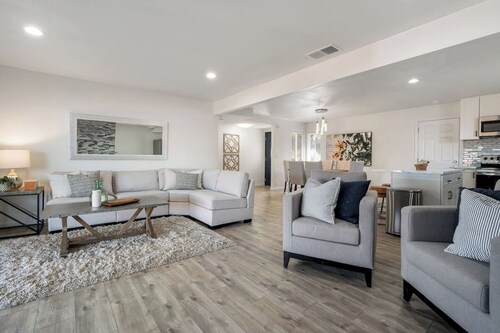 LuxoStays | Stylish 4BR w/ Backyard & Near HWY