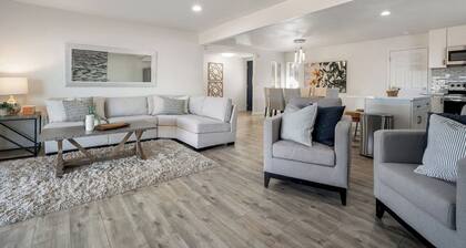 LuxoStays | Stylish 4BR w/ Backyard & Near HWY