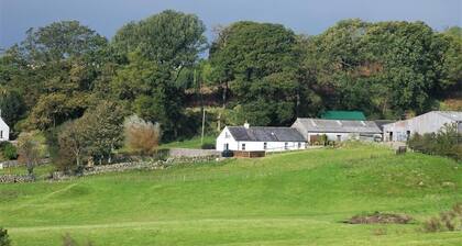 Laghead Steading Cottage - a cottage that sleeps 4 guests in 2 bedrooms