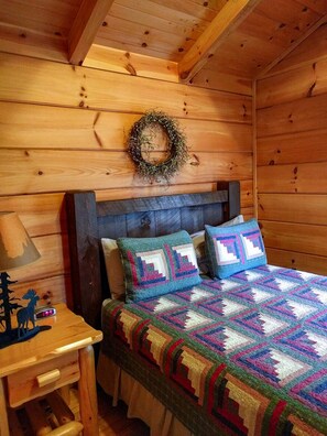2 bedrooms, iron/ironing board, WiFi, bed sheets - Elk Cabin - 2 Bedroom/1 Bath Vacation Rental (Franklin)