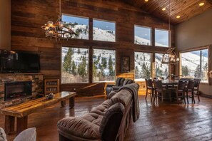 Smart TV, fireplace, DVD player, video library - Elegant Cabin- Northfork Idaho Salmon River, Reunions, Secluded. Quiet. Views (North Fork)